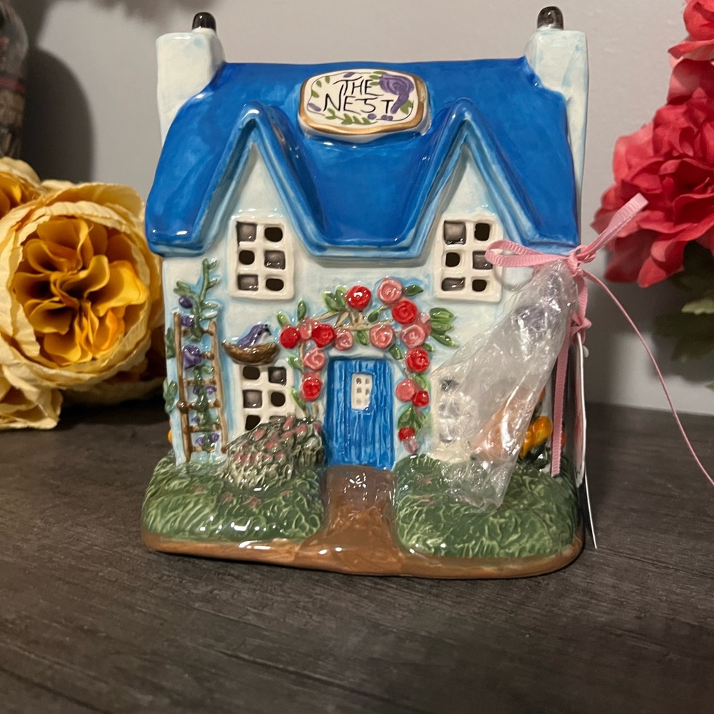 ‼️SOLD‼️Charming Blue and White Ceramic Cottage - Picture 1 of 6